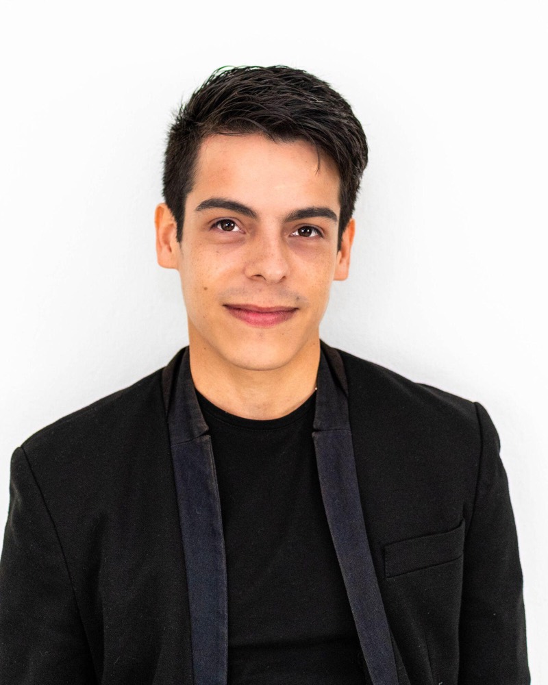 Tenor Christian García-Roque, formal headshot