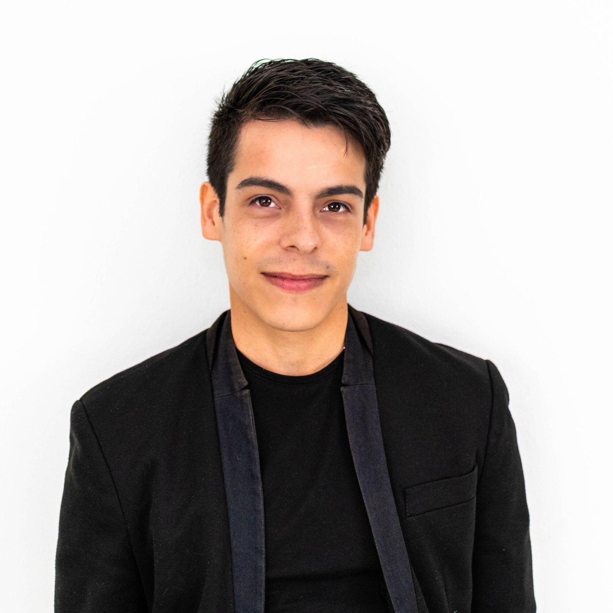 Tenor Christian García-Roque, formal headshot